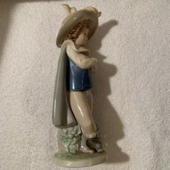 Vintage Lladro NAO Boy Musketeer Swordsman with feather in hat 1987 - Picture 5 of 8